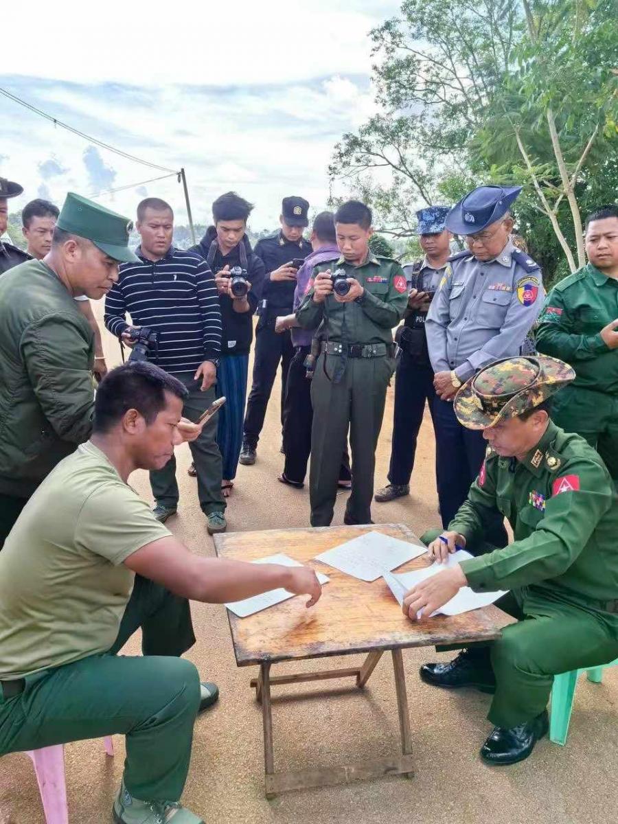 ပုံအညွှန်း - ယနေ့ နိုဝင်ဘာလ(၁၅)ရက်နေ့တွင် ထိုင်းစစ်ဘေးရှောင် (၄၁)ဦးကို UWSA က မြန်မာစစ်ကောင်စီတပ်ထံ လွှဲပြောင်းပေးစဉ်။