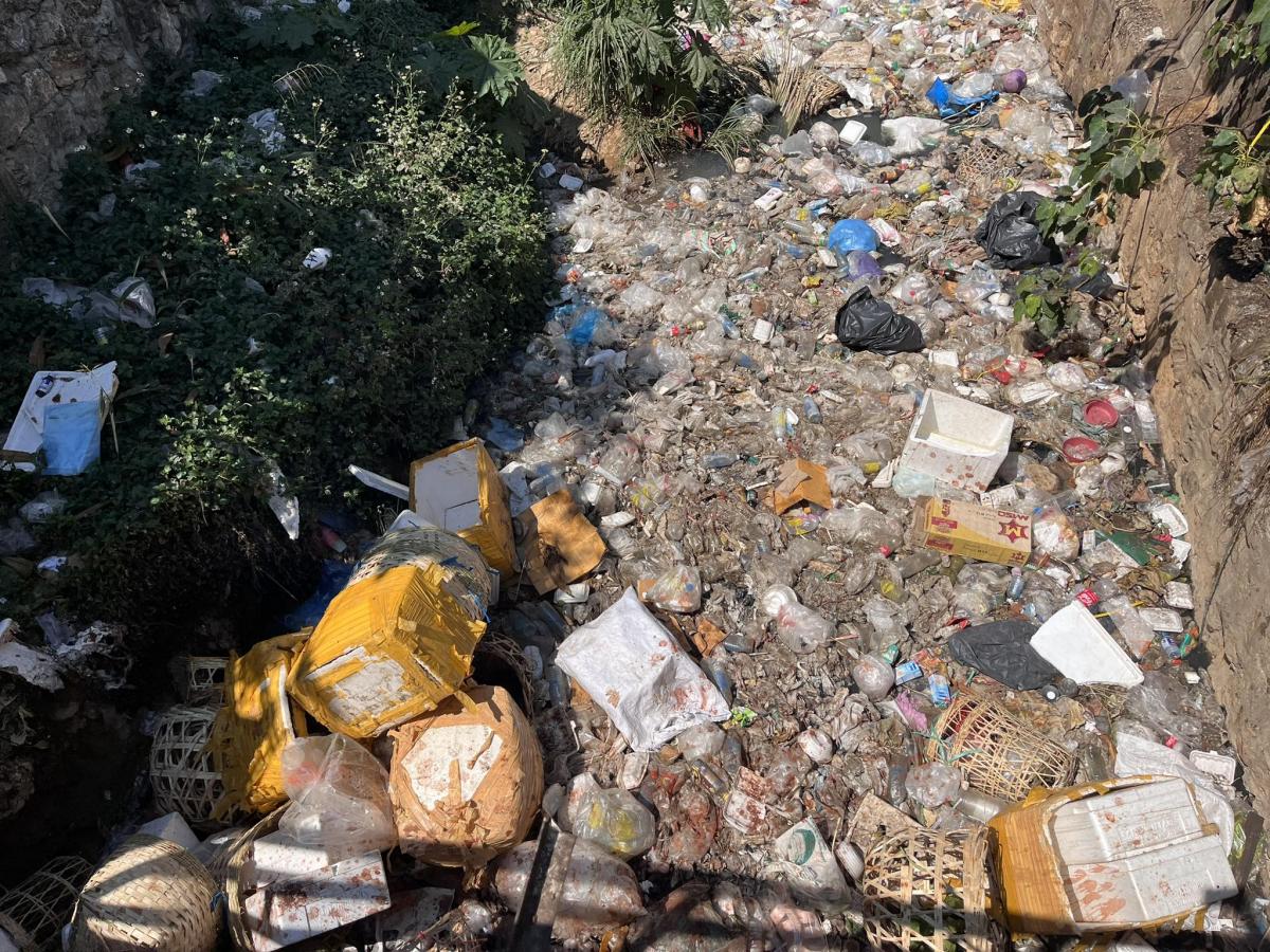 အမှိုက်များပြည့်နေသည့် နမ့်ယွန်းချောင်းအတွင်း ဖေဖော်ဝါရီလ(၂၀)ရက်နေ့၏ မြင်ကွင်း