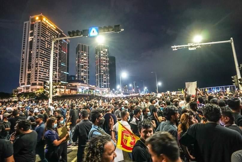 ညပိုင်းလမ်းပေါ်ထွက်ကာ သမ္မတ နှုတ်ထွက်ရေး ဆန္ဒပြနေစဉ်