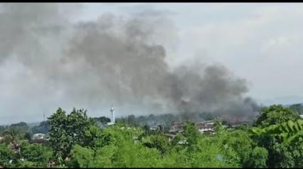 Embedded thumbnail for စစ်ကောင်စီ၏ အကြမ်းဖက်လက်နက်ကိုင်အဖွဲ့မှ မိုးဗြဲမြို့အတွင်းရှိ လူနေအိမ်များအား မီးလိုက်ရှို့နေ 