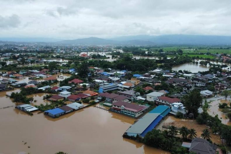 တာချီလိတ်မြို့နှင့်အနီး ထိုင်းနိုင်ငံ မယ်ဆိုင်မြို့တွင်း ရေကြီးရေလျှံမှု ဖြစ်ပေါ်ခဲ့စဉ်