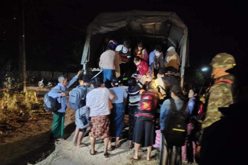 ညတွင်းချင်း ထိုင်းဘက်အခြမ်းသို့ ထွက်ပြေးနေရသည့် မြန်မာ စစ်ဘေးရှောင်ပြည်သူများ 