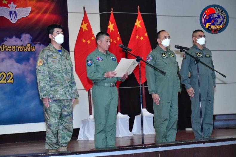 Falcon Strike စစ်ရေးလေ့ကျင့်မှုများအတွက် တရုတ် - ထိုင်း လေတပ်အကြီးအကဲများ အဖွင့်စကားပြောကြားစဉ်။ [ Photo: Wassana Nanuam ]