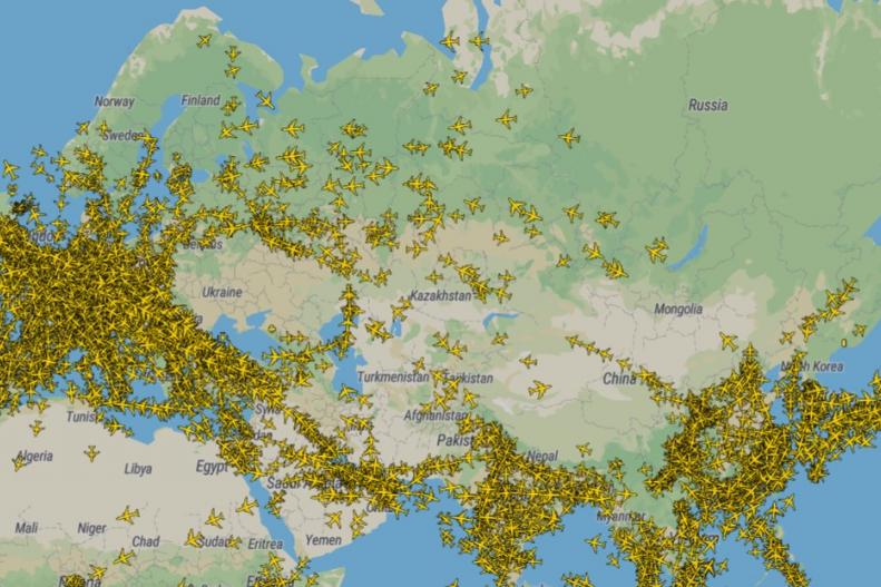 နိုင်ငံတကာခရီးသည်တင်လေယာဉ်များ ရုရှား - ယူကရိန်း လေပိုင်နက်ကိုရှောင်၍ ပျံသန်းနေကြစဉ် [ 24.2.2022 ညနေပိုင်းတွင် တွေ့ရသည် ]