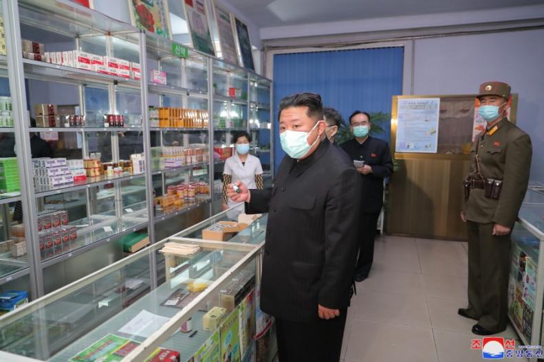  ပုံအညွှန်း - မြောက်ကိုရီးယားခေါင်းဆောင် ကင်မ်ဂျုံအန်က ဆေးဝါးဆိုင်ရာ စစ်ဆေးစဉ် [ Photo: KCNA ]