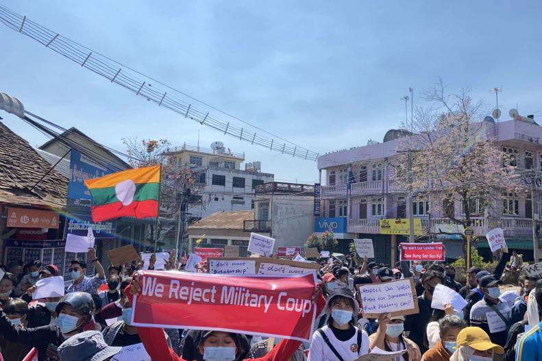 ကျိုင်းတုံမြို့၌ စစ်အာဏာရှင်စနစ်ကို လက်မခံသည့် ပြည်သူလူထုက ဆန္ဒထုတ်ဖေါ်