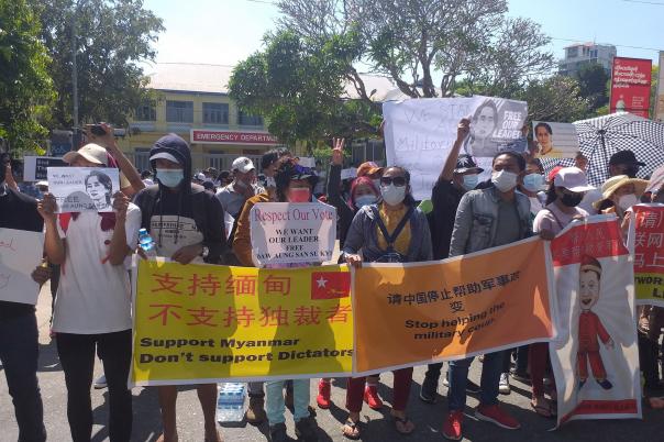 စစ်အာဏာရှင်စနစ်ကို လက်မခံသည့် ပြည်သူလူထုက ရန်ကုန်မြို့ရှိ တရုတ်သံရုံးရှေ့တွင် တရုတ်နိုင်ငံအနေဖြင့် စစ်အာဏာသိမ်းမှုအား ကူညီမှုမပြုရန် ဆန္ဒထုတ်ဖေါ်