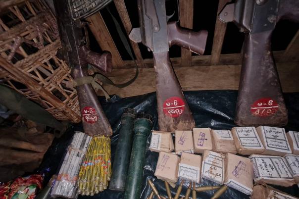 ပုံအညွှန်း - ၂၉.၈.၂၀၂၁ ရက်နေ့ တိုက်ပွဲတွင် KA၊ KNDF တို့မှ သိမ်းဆည်းရမိခဲ့သည့် အာဏာသိမ်းစစ်ကောင်စီ၏ စစ်သုံးပစ္စည်းများ