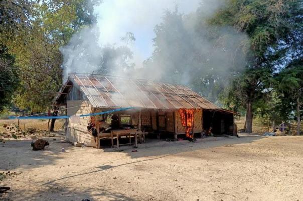 ပုံအညွှန်း - ဝက်လက်မြို့နယ်အတွင်း PDF စခန်းတခုကို အာဏာသိမ်းစစ်တပ်က မီးရှို့ဖျက်ဆီးခဲ့စဉ်