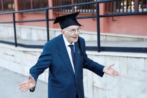 အသက်အကြီးဆုံး ကျောင်းသားကြီးဖြစ်သူ အသက် (၉၈) နှစ်အရွယ် အီတလီအဘိုးအို Giuseppe Paterno