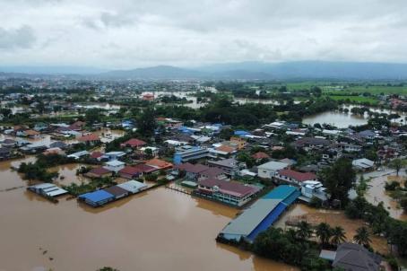 တာချီလိတ်မြို့နှင့်အနီး ထိုင်းနိုင်ငံ မယ်ဆိုင်မြို့တွင်း ရေကြီးရေလျှံမှု ဖြစ်ပေါ်ခဲ့စဉ်