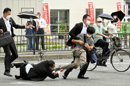ပစ်ခတ် လုပ်ကြံသူအား ချက်ချင်း ဖမ်းမိစဉ် [ Photo:   Jiji Press ]