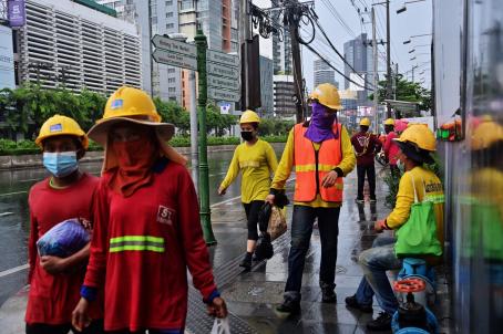 ထိုင်းနိုင်ငံအတွင်းမှ ဆောက်လုပ်ရေးလုပ်သားအချို့။ Photo: Lillian Suwanrumpha/AFP