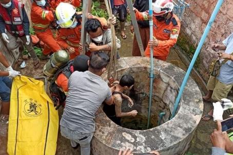 ကယ်ဆယ်ရေးအဖွဲ့များက ရေတွင်းထဲမှ ဆယ်ယူနေစဉ်