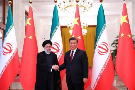 အီရန်သမ္မတ နှင့် တရုတ်သမ္မတတို့ တရုတ်နိုင်ငံ ဘေဂျင်းတွင် ၂၀၂၃ခုနှစ် ဖေဖာ်ဝါရီလ(၁၄)ရက်နေ့က တွေ့ဆုံစဉ် [ Photo: West Asia News Agency]