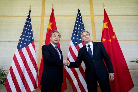 အပုံအညွှန်း -  ဇူလိုင်လ(၉)ရက်နေ့က တရုတ်နိုင်ငံခြားရေးဝန်ကြီး ဝမ်ရိ နှင့် အမေရိကန်နိုင်ငံခြားရေးဝန်ကြီး အန်တိုနီဘလင်ကင် တို့ တွေ့ဆုံခဲ့ကြစဉ်။ [ Photo: Stefani Reynolds/AFP/Getty Images]