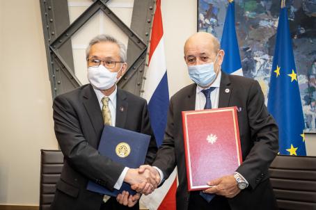 ပြင်သစ် ဥရောပနှင့် နိုင်ငံခြားရေး ဝန်ကြီး Mr. Jean-Yves Le Drian နှင့် ထိုင်းကာကွယ်ရေးဝန်ကြီး Mr. Don Pramudwinai တို့ တွေ့ဆုံစဉ် [ Photo: ပြင်သစ် မြန်မာ သံရုံး]