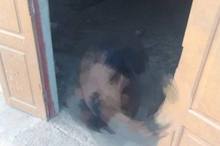 ဓာတ်ပုံ - {မိုးဗြဲမြို့ လွယ်ယင်းမဂ်လာရပ်ကွက်တွင် နေအိမ်သို့ ပစ္စည်းပြန်ယူသူတစ်ဦး စစ်ကောင်စီတပ်၏ ပစ်ခတ်မှုကြောင့် သေဆုံး}