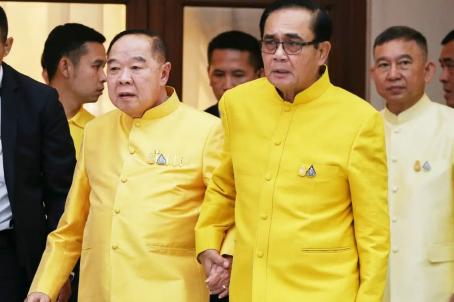 ထိုင်းဝန်ကြီးချုပ် နှင့် အဖွဲ့ [ Photo: Reuters]