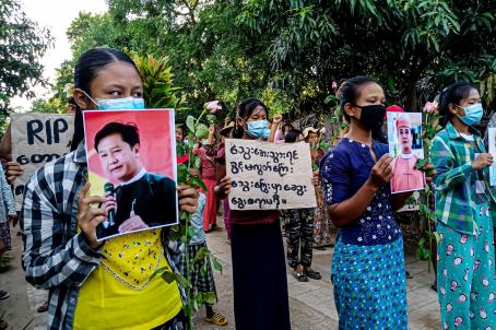 စစ်ကိုင်းတိုင်းအတွင်း ချင်းတွင်းမြစ်အနောက်ဘက်ကမ်းသပိတ်စစ်ကြောင်းက လည်း ကန့်ကွက်ရှုတ်ချ ဆန္ဒပြခဲ့ကြစဉ် [ Photo: Aung Khant Zaw / ချင်းတွင်းမြစ်အနောက်ဘက်ကမ်းသပိတ်ကော်မတီ ]