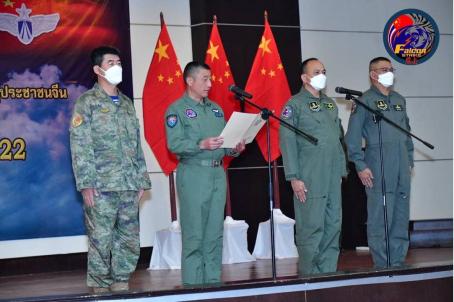 Falcon Strike စစ်ရေးလေ့ကျင့်မှုများအတွက် တရုတ် - ထိုင်း လေတပ်အကြီးအကဲများ အဖွင့်စကားပြောကြားစဉ်။ [ Photo: Wassana Nanuam ]