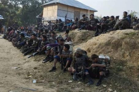 ပုံအညွှန်း - မြန်မာစစ်ကောင်စီ တပ်သားများ အိန္ဒိယနိုင်ငံဘက်သို့ ထွက်ပြေးသွားကြသည့် ပုံများ
