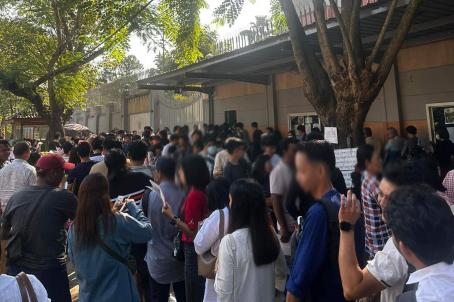  ထိုင်းသံရုံးတွင် လူဦးရေများပြားနေစဉ် Photo: Mo Phoung