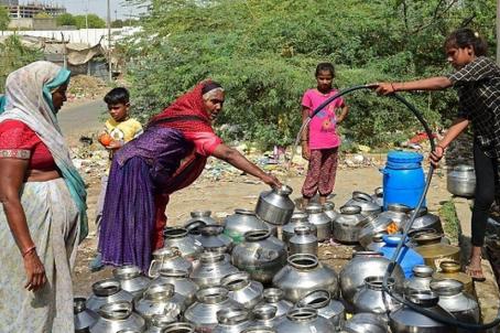 အပူဒဏ်ကြောင့် ရေရှားမှုနှင့်အတူ မျှဝေသုံးစွဲနေရမှု မြင်ကွင်း [ Photo: GETTY IMAGES ]