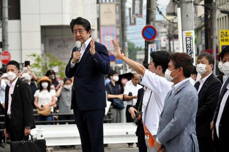 လုပ်ကြံခံရ ခါနီး မိနစ်ပိုင်းအလိုက ပုံဖြစ်သည်။ [ Photo: Theâ Asahiâ Shimbun/via Reuters]