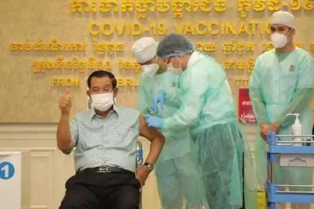 Covid-19 ကာကွယ်ဆေးနေသည့် ကမ္ဘောဒီးယားနိုင်ငံ ဝန်ကြီးချုပ်ဟွန်ဆန် [Photo: Mint]