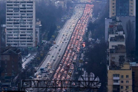    ထွက်ခွာ တိမ်းရှောင်နေသည့် ယူကရိန်းမြို့တော် ကိယက်ဗ်မှ ပြည်သူများ၏ ကားတန်းရှည် [ Photo: nytimes ]