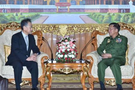 မြန်မာနိုင်ငံဆိုင်ရာ ဂျပန်သံအမတ်ကြီး Tateshi Higuchi နှင့် ဗိုလ်ချုပ်မှူးကြီး မင်းအောင်လှိုင်တို့ ၂၀၁၇ ခုနှစ် အောက်တိုဘာလအတွင်းက နေပြည်တော်၌ တွေ့ဆုံစဉ်