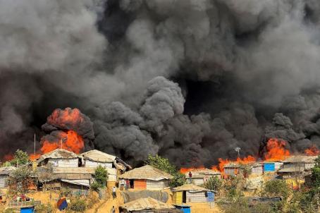  ကော့ဇ်ဘဇားဒုက္ခသည်စခန်းတွင် မီးလောင်နေစဉ် [ Photo: REUTERS/Ro Yassin Abdumonab ]
