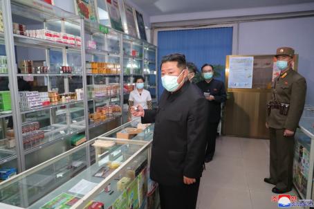  ပုံအညွှန်း - မြောက်ကိုရီးယားခေါင်းဆောင် ကင်မ်ဂျုံအန်က ဆေးဝါးဆိုင်ရာ စစ်ဆေးစဉ် [ Photo: KCNA ]