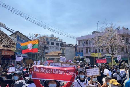 ကျိုင်းတုံမြို့၌ စစ်အာဏာရှင်စနစ်ကို လက်မခံသည့် ပြည်သူလူထုက ဆန္ဒထုတ်ဖေါ်